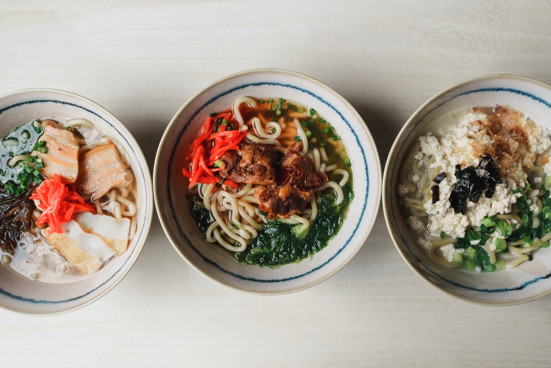 三つの沖縄そばが並ぶ食べ比べセット