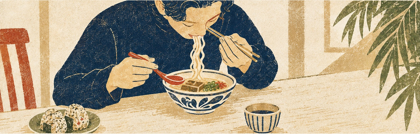 沖縄そばを食べる食卓の風景