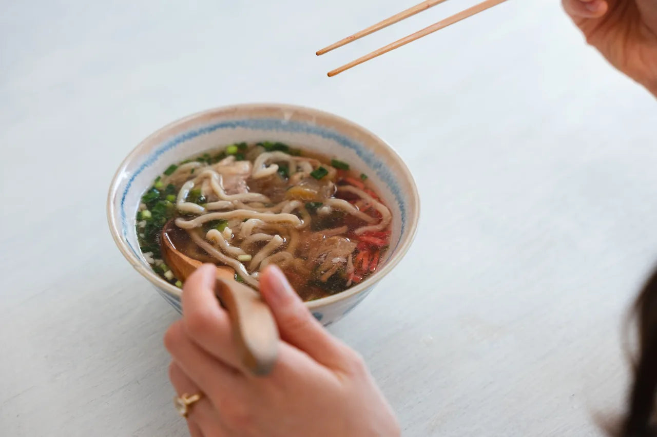 食卓で沖縄そばを楽しむ様子
